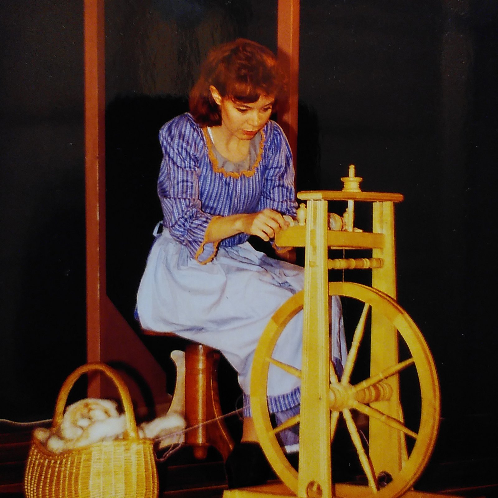 Frau mit Spinnrad